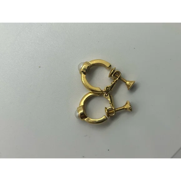 Vintage Napier dainty Gold Tone Pearl Huggie Hoop Screw Back Earrings Signed mcm - Picture 10 of 12